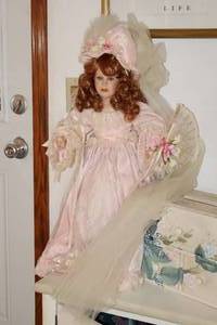 lot 126 image: Vintage Victorian-Style 24-Inch Porcelain Doll Wedding Bride Bridesmaid Veil Doll 1995 Made in Taiwan By Mann
