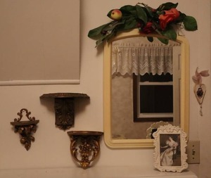 lot 144 image: Vintage Victorian Home Accents Wall Decor