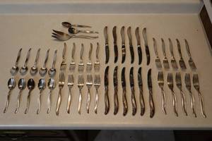 lot 148 image: Vintage Leilani 1961 Silver-Plate Flatware 1847 Rogers IS International Silver