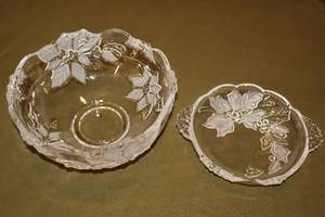 lot 149 image: Collectible Holiday Entertaining Service-Ware Mikasa Frosted Poinsettia Bowl and Matching Handled Tray