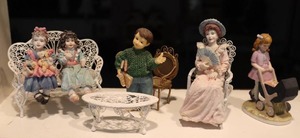 lot 154 image: Collectible Miniature Figures Enesco Etc