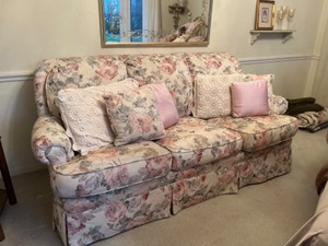 lot 105 image: Flex-Steel Victorian Style Loveseat Couch wAccent Pillows in Pink Burgundy Green Floral Pattern