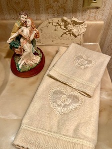 lot 166 image: Vintage Victorian Wall Linen Decor Statue