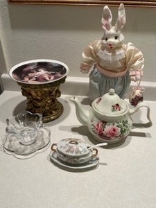 lot 47 image: Holiday Entertaining Decor...