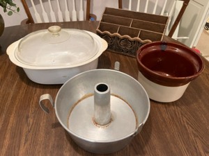 lot 197 image: Corning-Ware Covered Casserole Microwave Browning Pan, McCoy Stoneware Pot, Vintage Angel Food Cake Pan Etc
