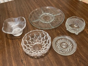 lot 189 image: Collectible Entertaining Crystal Service-Ware Dishes
