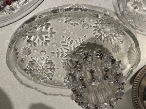 lot 199 image: Collectible Entertaining Crystal Service-Ware Dishes