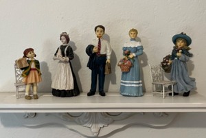 lot 201 image: Collectible Miniature Figurines wShelf