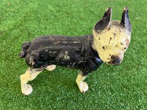 lot 9 image: Cast Iron Dog