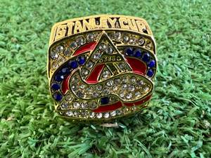 lot 42 image: 2001 Colorado Avalanche Replica Stanley Cup Ring