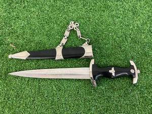 lot 83 image: Replica Knife