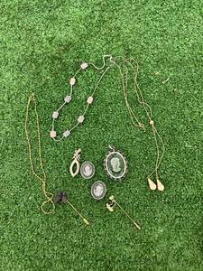 lot 102 image: Jewelry