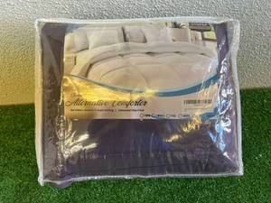lot 135 image: New King Size Comforter
