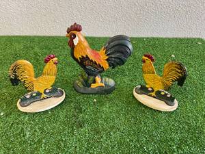 lot 143 image: Cast Iron Chicken Doorstop & Chickens