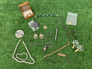 lot 213 image: Jewelry