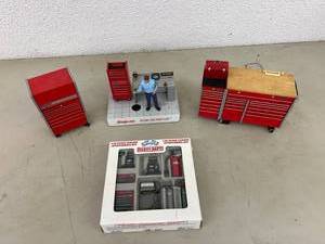 lot 226 image: Snap-On Sound Motion Mechanic, Snap-On Tool Boxes & Garage Accessories Kit