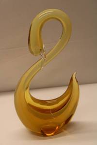 lot A-9 image: Vintage Art Glass Swan Figurine - Yellow and Amber
