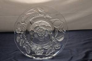 lot 12 image: Vintage Floral Design Glass Plate - Decorative Art