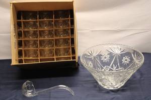 lot 28 image: Set of 12 Glass Cups and Large Serving Bowl with Ladle - Vintage Floral Design