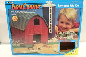 lot 34 image: Ertl Farm Country Barn and Silo Set - 117 Pieces