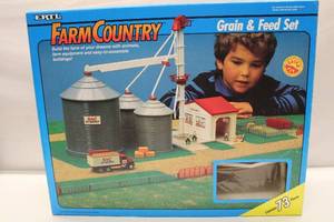 lot 38 image: Ertl Farm Country Grain & Feed Set - 73 Pieces
