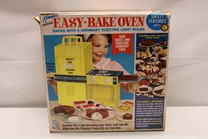 lot A-43 image: Kenner Original Easy-Bake Oven - Vintage Baking Toy Set