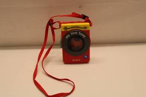 lot 49 image: Sony My First Radio - Vintage Red AMFM Radio