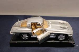 lot 68 image: Die-Cast Model of Silver 1963 Chevrolet Corvette Stingray - Open Doors