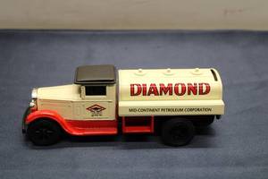 lot 86 image: Scale Models Diamond Petroleum Tanker Truck with Box - Made in USA