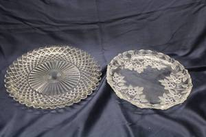 lot 133 image: Set of 2 Vintage Clear Glass Plates - Floral & Diamond Patterns