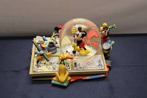 lot 138 image: Disney Mickey Mouse Musical Snow Globe - 1995 Collectible