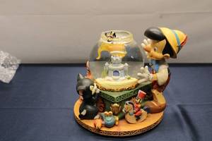 lot 146 image: Pinocchio Themed Glass Globe Figurine by Toyland - Musical Water Globe