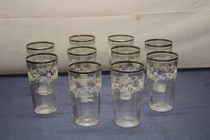 lot 147 image: Set of 10 Vintage Glass Tumblers with Floral Gold Trim