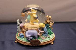 lot 160 image: Winnie the Pooh Musical Water Globe - Disney Collection