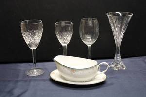 lot 171 image: Collection of 5 Glassware Items and Noritake Gravy Boat with Plate