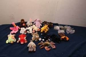 lot 224 image: Collection of 18 Beanie Babies - Assorted Animals
