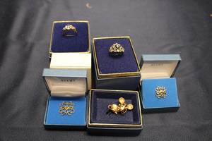 lot 262 image: Collection of 5 Avon Vintage Jewelry Pieces - Including Rings and Brooches