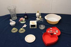 lot 263 image: Collection of Vintage Decorative Items and Accessories