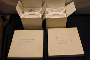 lot 264 image: Set of 2 Avon Christmas Plates 1974 - Country Church Design