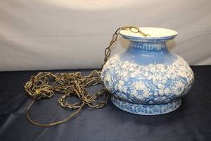 lot 293 image: Vintage Blue and White Porcelain Lamp Base with Chain