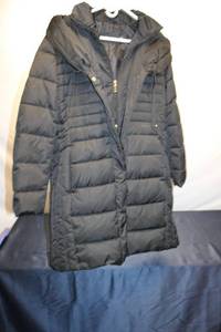 lot B-335 image: Tahari Womens Large Black Puffer Coat with Hood