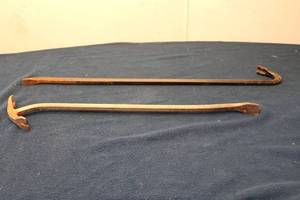 lot 400 image: Set of 2 Heavy-Duty Steel Crowbars for Demolition and Construction