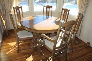 Vintage Round Dining Table with 5 Matching Chairs