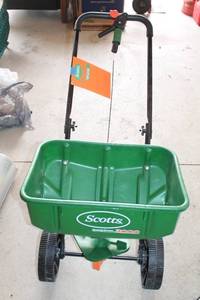 Scotts SpeedyGreen 3000 Lawn Spreader - Ready to Use