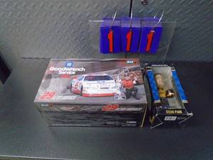 Good Wrench die casts. 124 scale. As shown.