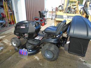 Craftsman 1500 lawn tractor. 21 Hp Briggs gold series with bagger. Tested & runs well. As shown. THIS ITEM HAS A RESERVE.