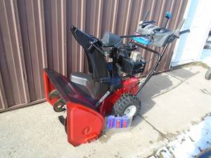 Toro Power max 826LE electric start. Tested & works. Good used condition. As shown. THIS ITEM HAS A RESERVE.