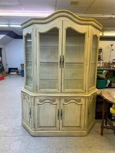 lot 305 image: Lighted Hutch