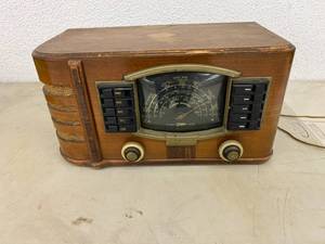 lot 322 image: Zenith Short Wave Radio