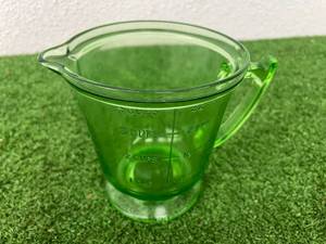lot 375 image: Uranium Glass Measuring Glass
